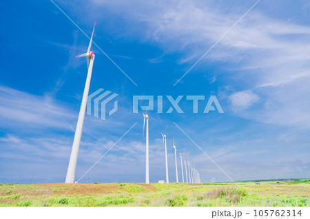 （北海道）夏の青空とオトンルイ風力発電所 105762314