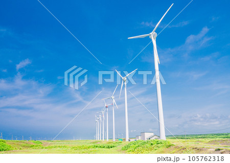 （北海道）夏の青空とオトンルイ風力発電所 105762318