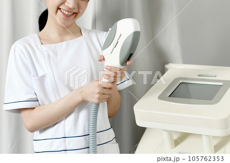 脱毛サロンの施術スタッフの若い女性 105762353