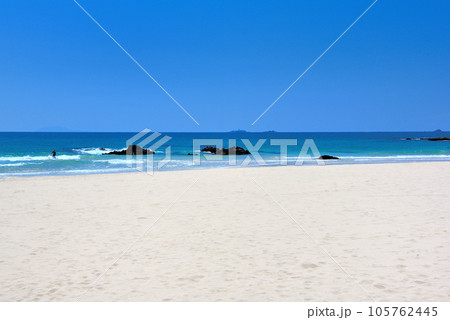 伊豆半島・南伊豆・入田浜、南国ムード、海外のリゾートを思わせる優雅な浜辺の風景・静岡県下田市(5) 105762445