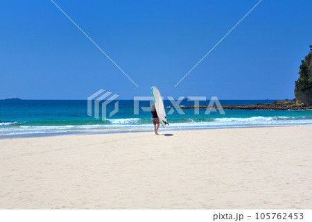 伊豆半島・南伊豆・入田浜、海外のリゾートを思わせる優雅な浜辺でSUPを運ぶ風景・静岡県下田市(6) 105762453