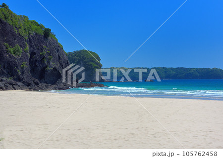 伊豆半島・南伊豆・入田浜、海外リゾートを思わせる優雅な浜辺、南国のような風景・静岡県下田市(2) 105762458
