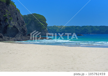 伊豆半島・南伊豆・入田浜、海外リゾートを思わせる優雅な浜辺、南国のような風景・静岡県下田市(3) 105762459