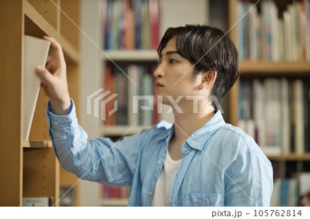 図書館で勉強する大学生 図書館で勉強する大学生 105762814
