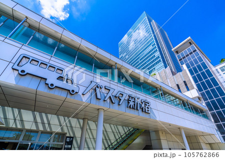 日本の東京都市景観 東京・新宿駅南口のバスタ新宿や高島屋などを望む＝8月 105762866