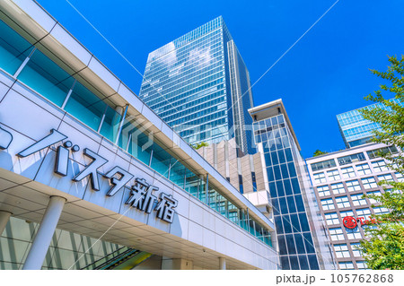 日本の東京都市景観 東京・新宿駅南口のバスタ新宿や高島屋などを望む=8月 日本の東京都市景観 東京・新宿駅南口のバスタ新宿や高島屋などを望む=8月 105762868