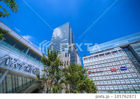 日本の東京都市景観 東京・新宿駅南口のバスタ新宿や高島屋などを望む＝8月 105762871