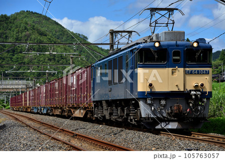 伯備線を走るEF641047コンテナ貨物列車（ビビッド調） 105763057