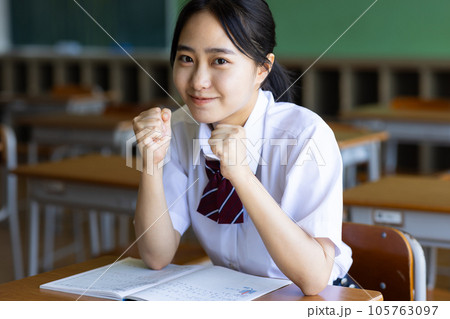 教室で勉強する女子高生 105763097