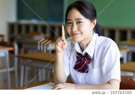 教室で勉強する女子高生 105763100