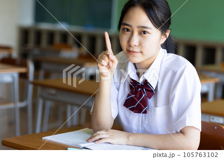 教室で勉強する女子高生 105763102