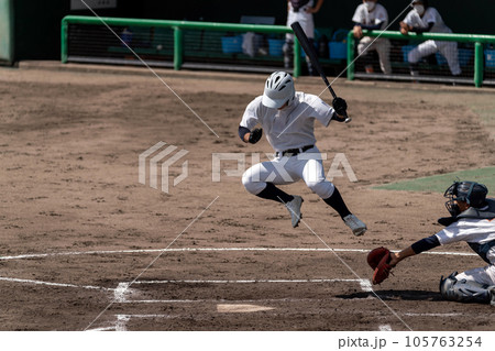 暴投を避ける打者 105763254