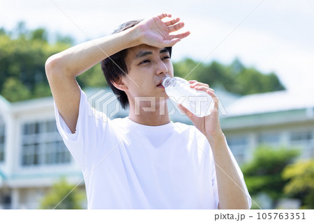 水分補給する学生 水分補給する学生 105763351