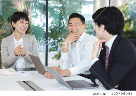 オフィスで打ち合わせをする男女 105764048