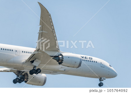 【城南島海浜公園上空から着陸態勢のJAL機】 【城南島海浜公園上空から着陸態勢のJAL機】 105764092