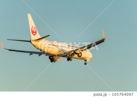 【夕日の城南島海浜公園上空から着陸態勢のJAL機　後ろ姿】 105764097