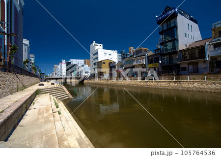 博多川から眺める北側の博多大橋、中洲川端方面 福岡 博多川から眺める北側の博多大橋、中洲川端方面 福岡 105764536