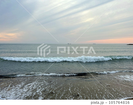美しい海岸の夕焼け 105764816