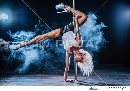 Woman pole dancing 105765163