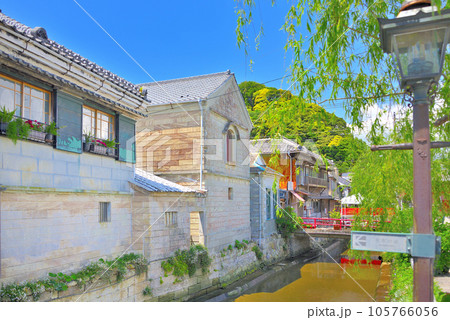 伊豆半島・南伊豆・下田ペリーロードのイメージ、枝垂柳と街路灯が続く遊歩道・静岡県下田市(11) 105766056