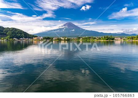 《山梨県》夏の富士山・河口湖湖畔の眺望 《山梨県》夏の富士山・河口湖湖畔の眺望 105766863