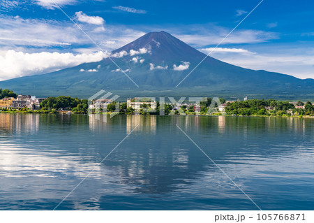 《山梨県》夏の富士山・河口湖湖畔の眺望 105766871