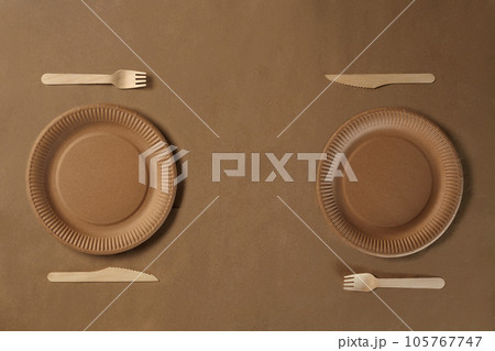 Eco friendly disposable tableware. Biodegradable craft dishes. Recycling concept. Also used in fast food, restaurants, takeaways, picnics. Close-up. Eco friendly disposable tableware. Biodegradable craft dishes. Recycling concept. Also used in fast food, restaurants, takeaways, picnics. Close-up. 105767747