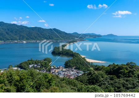 [京都府]晴天の天橋立（飛龍観の風景） 105769442