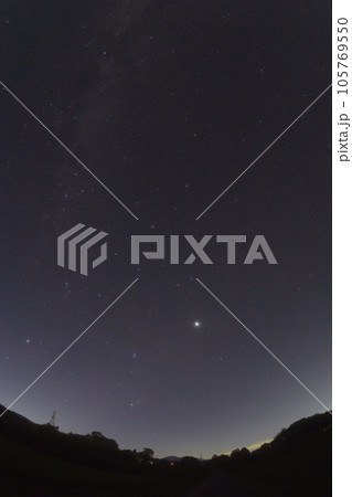 北杜市白州町、東の空に昇る木星とおうし座 105769550