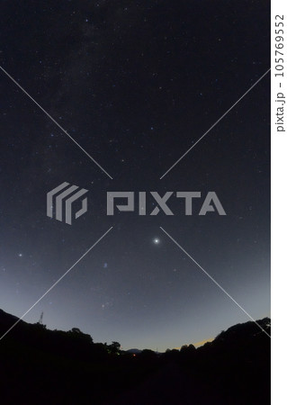 北杜市白州町、東の空に昇る木星とおうし座 105769552