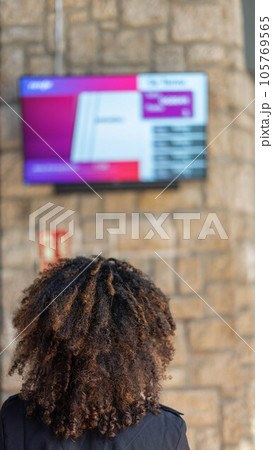 woman looks pantatalla 105769565