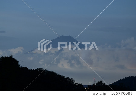 北杜市長坂町、未明の空、雲上の富士頂上へ向かう光の列 105770089