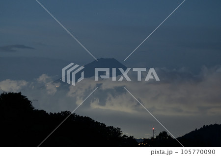 北杜市長坂町、未明の空、雲上の富士頂上へ向かう光の列 105770090