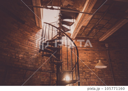 レンガ造りの家の螺旋階段 105771160