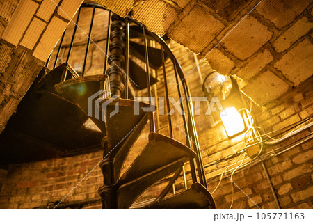 レンガ造りの家の螺旋階段 レンガ造りの家の螺旋階段 105771163