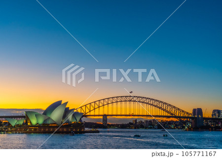 オペラハウスとハーバーブリッジ 105771167