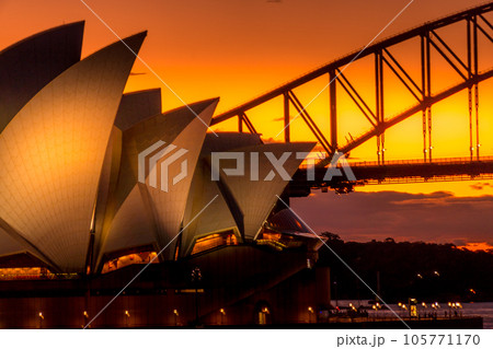 オペラハウスと夕景 105771170