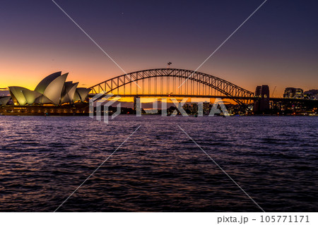 オペラハウスとハーバーブリッジ 105771171