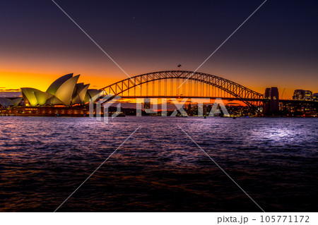 オペラハウスとハーバーブリッジ 105771172