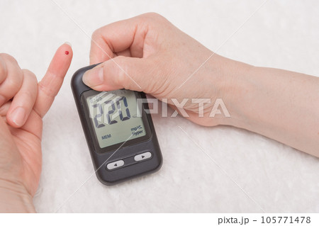 【糖尿病の血糖値測定　血液と測定器】 105771478