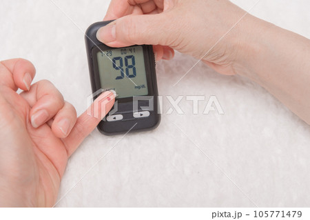 【糖尿病の血糖値測定　血液と測定器】 105771479