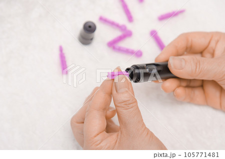 【糖尿病の血糖値測定　針】 105771481