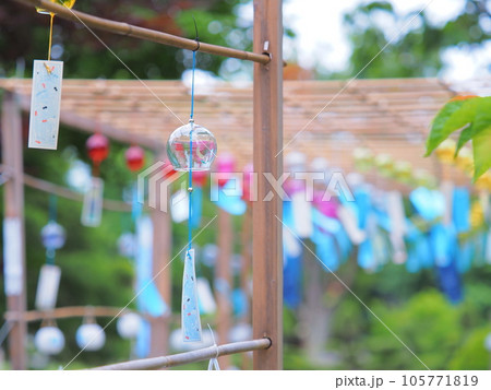 北海道の絶景 夏の美瑛神社 風鈴風景 北海道の絶景 夏の美瑛神社 風鈴風景 105771819