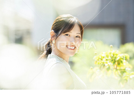若い女性のポートレート 105771885