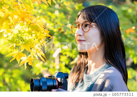紅葉を撮影するカメラ女子 紅葉を撮影するカメラ女子 105773511