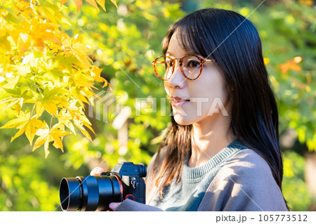 紅葉を撮影するカメラ女子 105773512