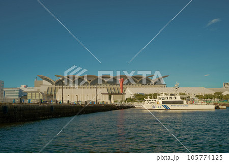 博多湾から臨むマリンメッセ福岡 105774125