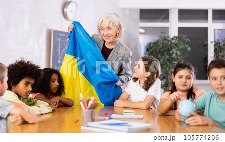 students listen to woman teacher who talks about Ukrainе students listen to woman teacher who talks about Ukrainе 105774206