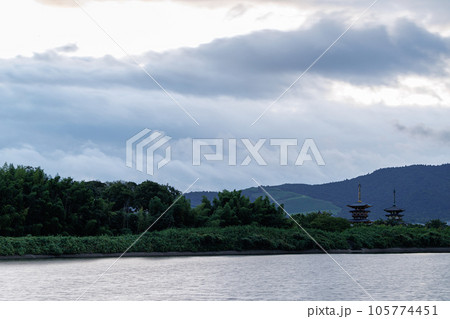 2023夏奈良西の京薬師寺の夜明け 青垣の山と空に抱かれた薬師寺全景① 2023夏奈良西の京薬師寺の夜明け 青垣の山と空に抱かれた薬師寺全景① 105774451