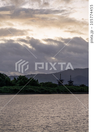 2023夏奈良西の京薬師寺の夜明け　だんだん明るくなる空② 105774455